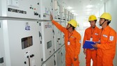 Công nhân EVNSPC vận hành trạm biến áp 110kV  cung ứng điện đến người dân. Ảnh: CAO THĂNG