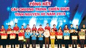 Phó Bí thư Thành ủy TPHCM Võ Thị Dung trao bằng khen cho các tập thể và cá nhân tại buổi lễ