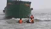 Đưa 6 thuyền viên tàu vỏ thép bị chìm vào bờ an toàn