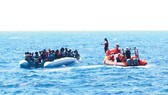     Người di cư được lực lượng cứu hộ trên tàu Ocean Viking giải cứu. Ảnh: AP