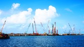 Cảng Dung Quất (Quảng Ngãi) đang trở thành “thỏi nam châm” thu hút các nhà đầu tư lớn về miền Trung. Ảnh: NGỌC OAI