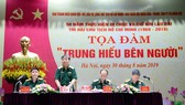 Thiếu tướng Phạm Văn Huấn, Bí thư Đảng ủy, Tổng Biên tập Báo Quân đội nhân dân phát biểu đề dẫn tọa đàm.