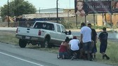 Người dân giúp một nạn nhân bị thương sau vụ xả súng tại Texas. Ảnh: DAILYMAIL