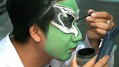 Nghệ sĩ Bảo Châu hóa trang chuẩn bị cho một vai diễn hát bội