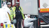 Cảnh sát Anh và chuyên gia  pháp y tại hiện trường vụ 39 thi thể trong container