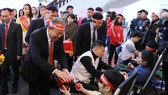 Phó Thủ tướng Thường trực Trương Hoà Bình tặng quà, động viên các thanh niên, sinh viên tham gia hiến máu tình nguyện. Ảnh: VGP