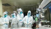 Nhân viên y tế chuyển bệnh nhân nhiễm virus nCoV tại bệnh viện ở thành phố Vũ Hán, tỉnh Hồ Bắc, Trung Quốc ngày 30-1-2020. Ảnh: THX/TTXVN