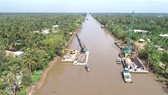 Công trình đập thép trên kinh Nguyễn Tấn Thành được thi công để ngăn mặn, giữ nước ngọt phục vụ cho hơn 800.000 hộ dân của Tiền Giang. Ảnh: KIẾN VĂN