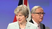Thủ tướng Anh Theresa May (trái) và Chủ tịch Ủy ban Châu Âu Jean-Claude Juncker trong một cuộc gặp tại Brussels (Bỉ). (Nguồn: TTXVN