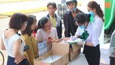 Các y bác sĩ Bệnh viện Răng Hàm Mặt Sài Gòn tặng khẩu trang và dung dịch nước sát khuẩn cho người dân
