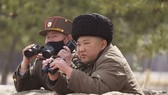 Chủ tịch Kim Jong-un thị sát một cuộc diễn tập. Nguồn: AP