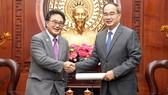 Bí thư Thành ủy TPHCM Nguyễn Thiện Nhân tiếp Tổng lãnh sự Nhật Bản  tại TPHCM Kawaue Junichi chào từ biệt nhân dịp kết thúc nhiệm kỳ. Ảnh: HOÀNG HÙNG