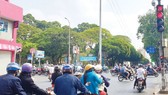 Bất chấp tín hiệu đèn đỏ, nhiều phương tiện vẫn lưu thông