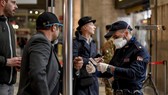Cảnh sát kiểm tra hành khách tại nhà ga Milan, Italia theo quyết định siết chặt kiểm soát dịch bệnh của chính phủ nước này