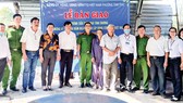 Cán bộ, chiến sĩ công an phường Tam Phú, quận Thủ Đức đóng góp sửa nhà tình thương cho một hộ nghèo trong phường