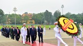 Đoàn đại biểu Lãnh đạo Đảng, Nhà nước đặt vòng hoa và vào Lăng viếng Chủ tịch Hồ Chí Minh.  Ảnh: TTXVN
