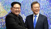 Tổng thống Hàn Quốc Moon Jae-in (phải) và nhà lãnh đạo Triều Tiên Kim Jong-un. Ảnh:  REUTERS