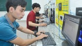 Sinh viên lập trình hệ thống điện tự động hóa tại Khu Công nghệ cao trong Khu đô thị sáng tạo tương tác cao phía Đông TPHCM. Ảnh: CAO THĂNG