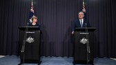 Thủ tướng Australia Scott Morrison (bên phải) cho biết, hàng loạt tổ chức của nước này bao gồm chính phủ và doanh nghiệp đã bị một nhóm tin tặc nước ngoài tấn công mạng trong vài tháng gần đây. Ảnh: REUTRES