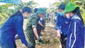 Các chiến sĩ tình nguyện  tổng vệ sinh tuyến Rạch Thợ Bột (quận 12, TPHCM)