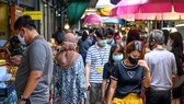 Người dân đeo khẩu trang phòng lây nhiễm COVID-19 khi mua sắm tại một khu chợ ở Bangkok, Thái Lan. Nguồn: TTXVN