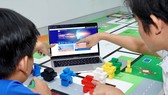 Các bạn trẻ đăng ký dự thi giải pháp ứng dụng AI trong việc xử lý giao thông đô thị. Ảnh: HOÀNG HÙNG