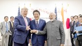 Thủ tướng Nhật Bản Shinzo Abe (giữa) cùng Tổng thống Mỹ Donald Trump và Thủ tướng Ấn Độ Narendra Modi  tại Hội nghị G20 ở Osaka, năm 2019