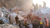 Lực lượng cứu hộ tìm kiếm nạn nhân tại hiện trường vụ sạt lở mỏ đá thuộc tỉnh Khyber Pakhtunkhwa, Tây Bắc Pakistan ngày 7-9. Ảnh: DAILY PAKISTAN/TTXVN)