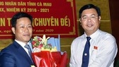 Bí thư Tỉnh ủy, ông Nguyễn Tiến Hải (phải) tặng hoa chúc mừng ông Lê Quân được đại biểu HĐND tỉnh bầu giữ chức vụ Chủ tịch UBND tỉnh, tại Kỳ họp thứ 13, HĐND tỉnh khóa IX, ngày 3-9