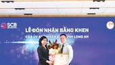Ông Đinh Văn Thành, Chủ tịch HĐQT SCB nhận bằng khen từ bà Nguyễn Hồng Mai, Giám đốc Sở Lao động Thương binh và Xã hội tỉnh Long An