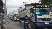 Người đi đường đối mặt hiểm nguy khi xe tải, container lưu thông  ken dày trên đường Nguyễn Duy Trinh