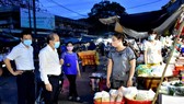 Chủ tịch UBND tỉnh Thừa Thiên - Huế trò chuyện với tiểu thương chợ Đông Ba