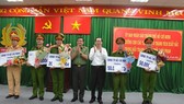Phó chủ tịch thường trực UBND TPHCM Lê Thanh Liêm và Thiếu tướng Lê Hồng Nam, Giám đốc CATP trao thưởng cho các đơn vị. Nguồn: congan.com.vn