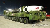 Đài Truyền hình Trung ương Triều Tiên đưa tin về tên lửa đạn đạo liên lục địa (ICBM) mới tại Bình Nhưỡng để kỷ niệm 75 năm ngày thành lập Đảng Lao động cầm quyền. Nguồn: YONHAP 