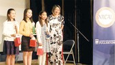 Các em đoạt giải thưởng viết sách tiếng Việt  ở bang California, Mỹ
