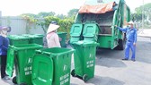 Thu gom rác tại một khu cao ốc ở huyện Bình Chánh để đưa đi phân loại, xử lý. Ảnh: THÀNH TRÍ