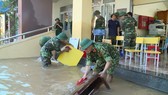 Lực lượng Bộ Chỉ huy Quân sự tỉnh Hà Tĩnh giúp các trường học ở vùng lũ huyện Cẩm Xuyên dọn dẹp vệ sinh môi trường
