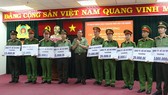 Thiếu tướng Lê Hồng Nam - Giám đốc Công an TPHCM trao thưởng cho các đơn vị