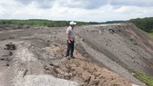  Bãi xỉ than tro bay thải ra từ Nhà máy Alumin Nhân Cơ tập kết  tại huyện Đắk R’lấp (tỉnh Đắk Nông) nguy cơ gây ô nhiễm nguồn nước trong khu vực. Ảnh: ĐÔNG NGUYÊN