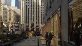 Tổ hợp các tòa nhà ở khu Rockefeller Center, trung tâm thành phố New York, chuẩn bị cho tình huống xấu xảy ra sau khi có kết quả bầu cử. Ảnh: The New York Times