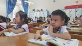 Học sinh Trường Tiểu học Kim Ngọc (TP Vĩnh Yên, tỉnh Vĩnh Phúc) học SGK môn Tiếng Việt lớp 1 của bộ sách Cánh Diều