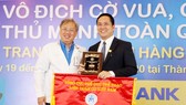 Ông Mai Bá Hùng, Phó Giám đốc Sở Văn hóa và Thể thao TP.HCM trao tặng cờ và cúp lưu niệm cho Ông Hà Huy Cường – Phó Tổng Giám đốc Nam A Bank