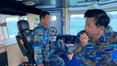 Thiếu tá Nguyễn Văn Chính - Thuyền trưởng tàu 991 đang chỉ huy tàu lai kéo tàu gặp nạn vào cảng Ba Ngòi. Nguồn: TTXVN 