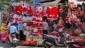 Vật phẩm trang trí Noel bày bán dọc đường  Hải Thượng Lãn Ông, quận 5, TPHCM. Ảnh: ĐOÀN HIỆP