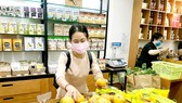 Khách hàng chọn mua sản phẩm organic tại một cửa hàng ở TPHCM. Ảnh: THANH HẢI