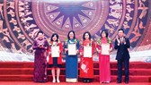 Chủ tịch Quốc hội Nguyễn Thị Kim Ngân,  Trưởng Ban Tuyên giáo Trung ương Võ Văn Thưởng  trao giải A cho các nhà báo xuất sắc