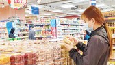 Đến siêu thị, người dân có thể mua được từ các loại mứt, hạt đến các món ăn đặc trưng Tết như bánh chưng, dưa chua, củ kiệu...