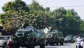 Xe quân sự xuất hiện trên đường phố Mandalay ngày 2-2. Ảnh: REUTERS 