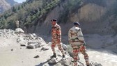 Nhà chức trách đánh giá thiệt hại tại khu vực xảy ra lũ quét ở bang Uttarakhand, Ấn Độ khi một phần của sông băng Nanda Devi trên dãy Himalaya tan chảy ngày 7-2-2021. Ảnh: ANI/TTXVN