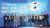 Ban Biên tập Báo SGGP - đơn vị tổ chức Giải thưởng Quả bóng vàng Việt Nam và những cầu thủ nam, nữ được tôn vinh trong mùa giải 2020. Ảnh: DŨNG PHƯƠNG